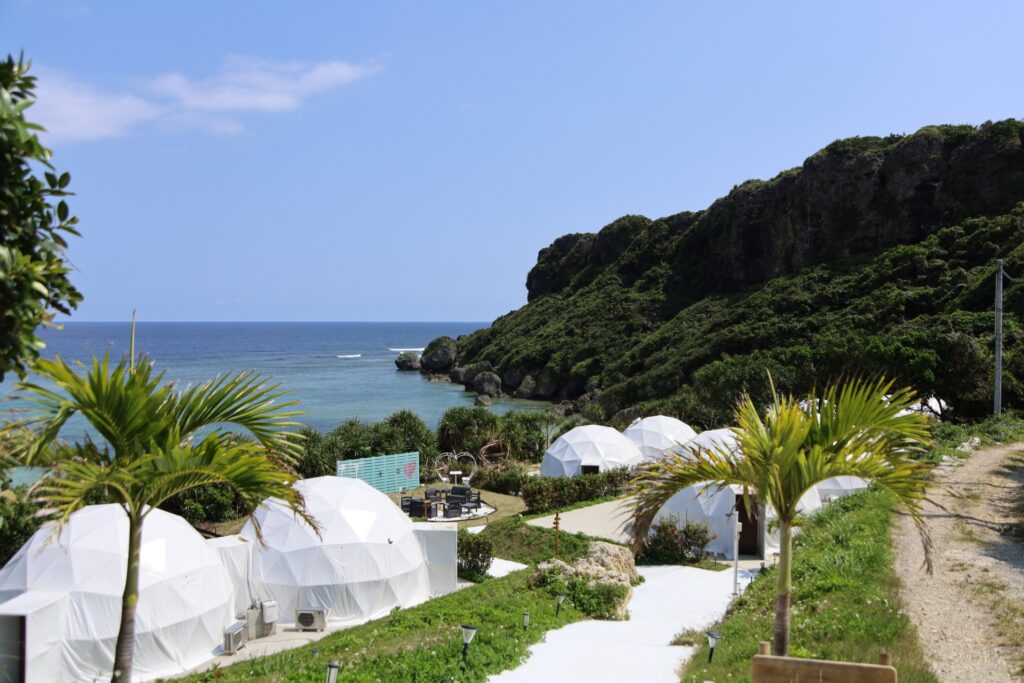 海沿いの絶好のロケーションに白いドームテントが立ち並ぶオーシャンビューのグランピングリゾート