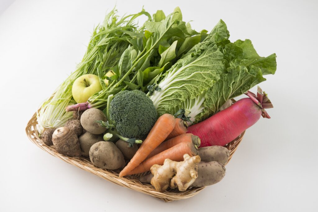 カゴに乗った野菜の画像