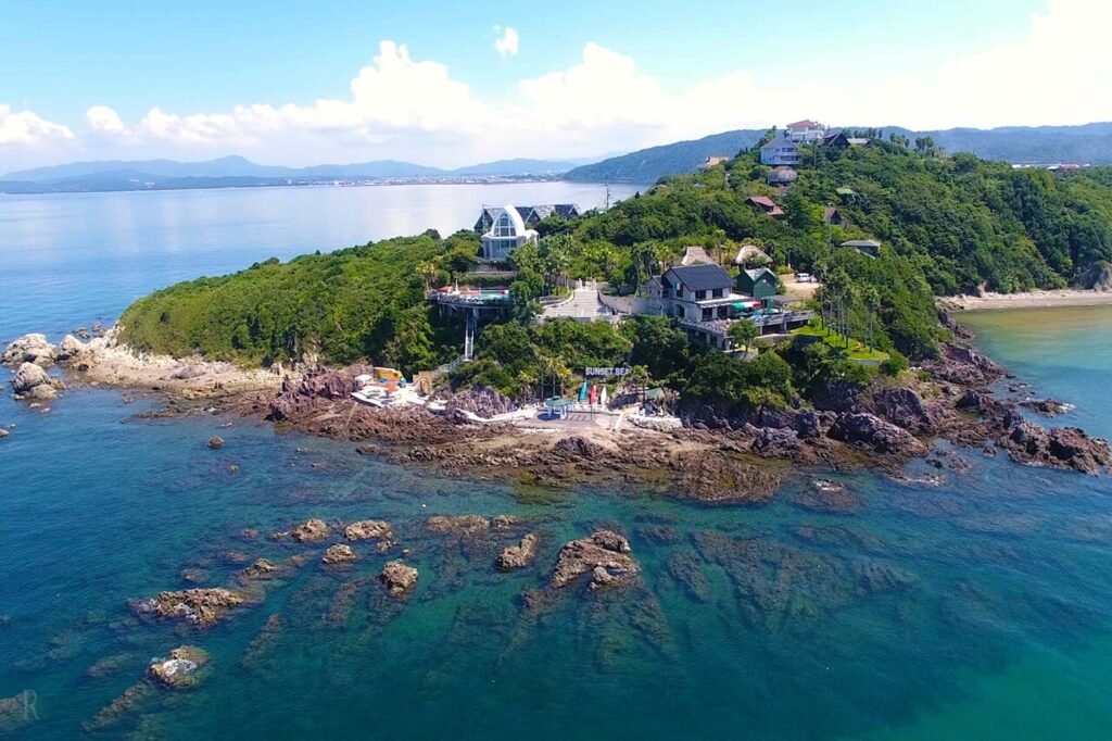 淡路島の海沿いにある絶景グランピング施設の全体像 ドローンによる空撮写真