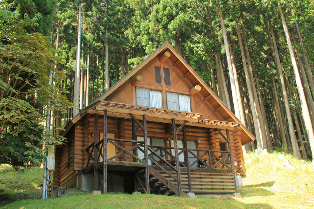 兵庫県養父市の「若杉高原おおやキャンプ場」 星空が美しい高原にあるログハウスの外観