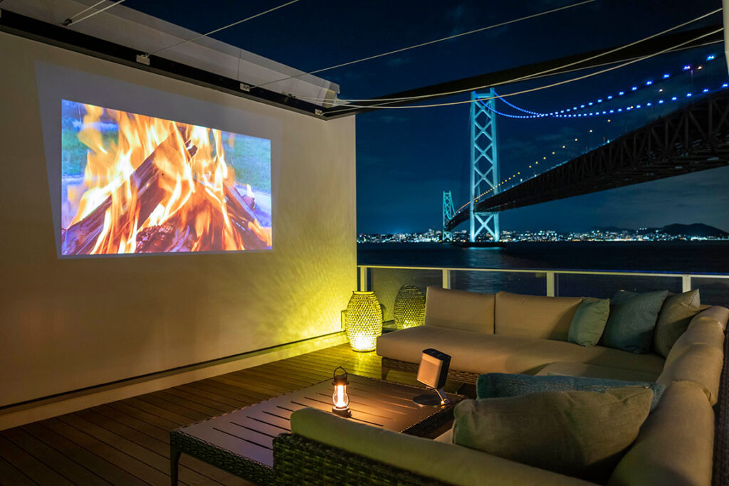 明石海峡大橋のライトアップを一望できるテラス席と焚き火のプロジェクションマッピング