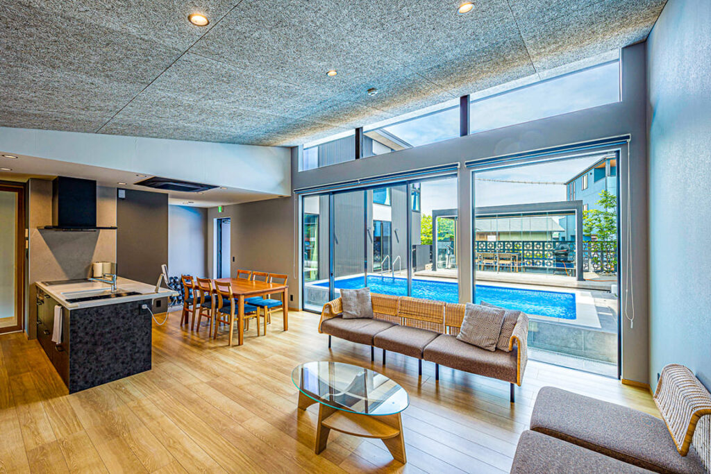 客室内にプライベートプールと温泉を備えた高級ヴィラの広々としたリビング