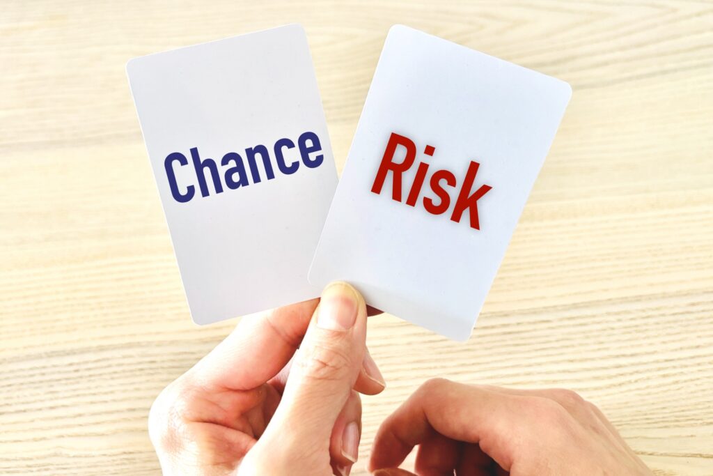 チャンスとリスクの選択を表す2枚のカード