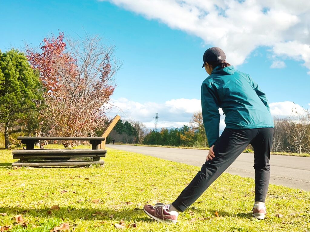 ストレッチを行う女性の後ろ姿