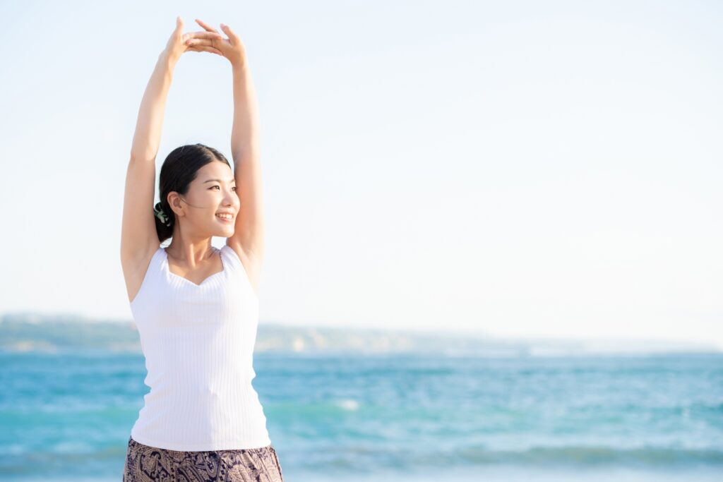 朝日を浴びながらストレッチを行う女性
