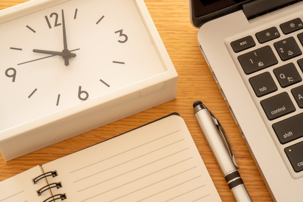 スケジュール管理や業務の締め切り、作業の効率化をイメージしたデスク周り