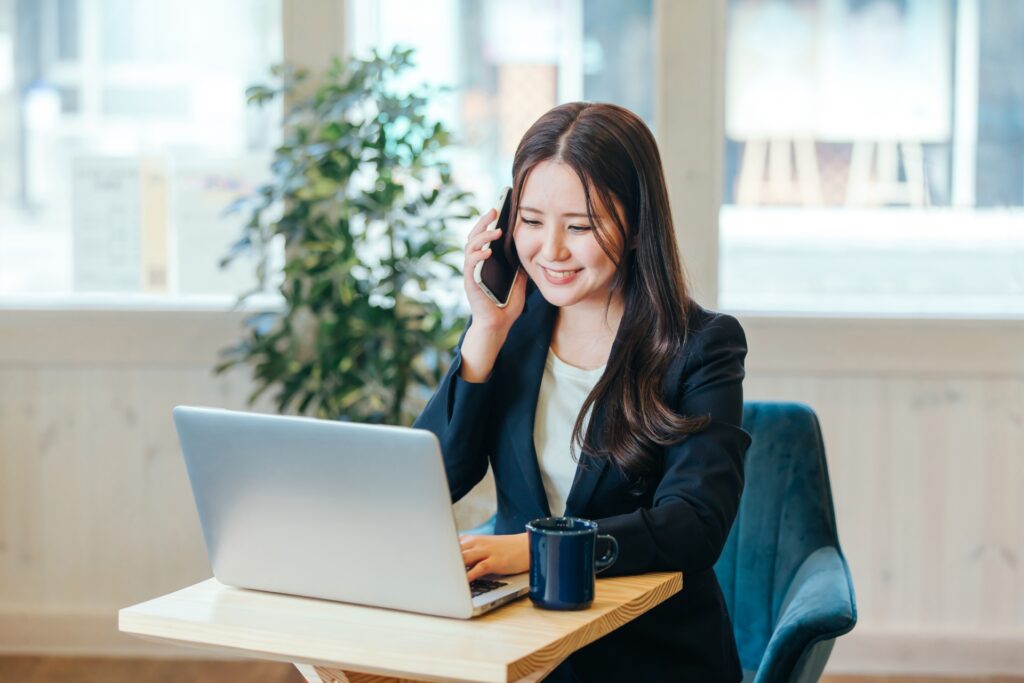 熱心にデスクワークを行う女性
