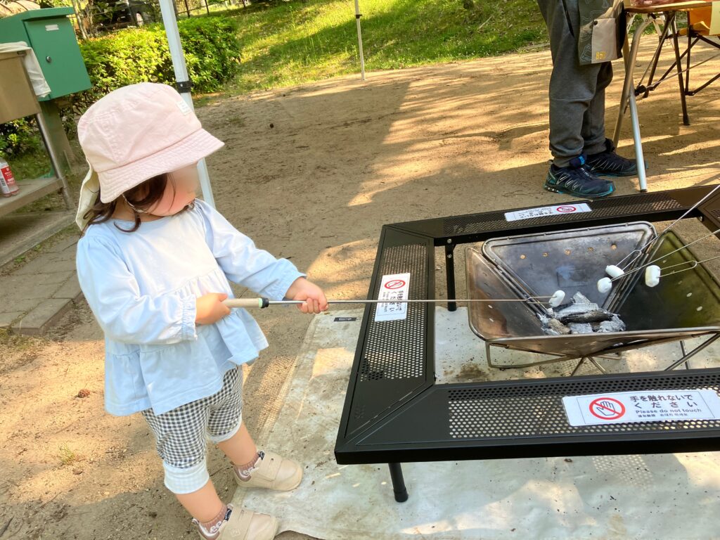 日時計の丘公園オートキャンプ場でマシュマロ焼き体験をする娘